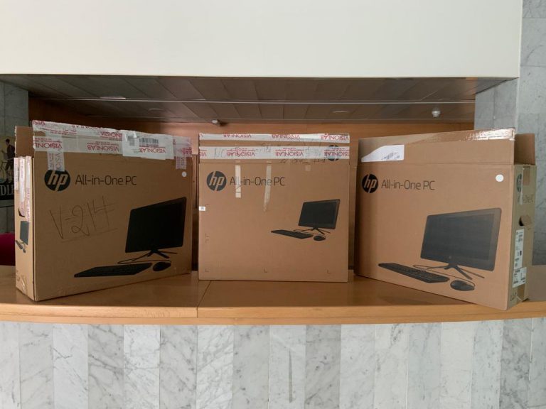 Ordenadores para que los estudiantes sigan el curso online