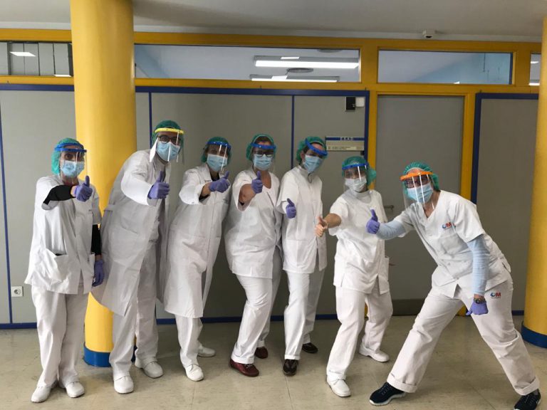 Vecinos de Tres Cantos confeccionan 500 pantallas y 3.500 batas en solidaridad contra el COVID-19