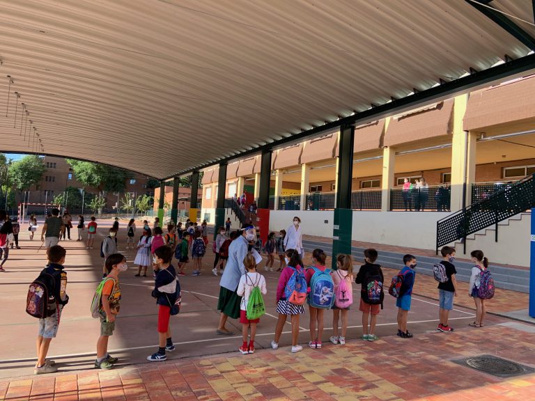 Los alumnos regresan a las aulas bajo las medidas de seguridad anticovid