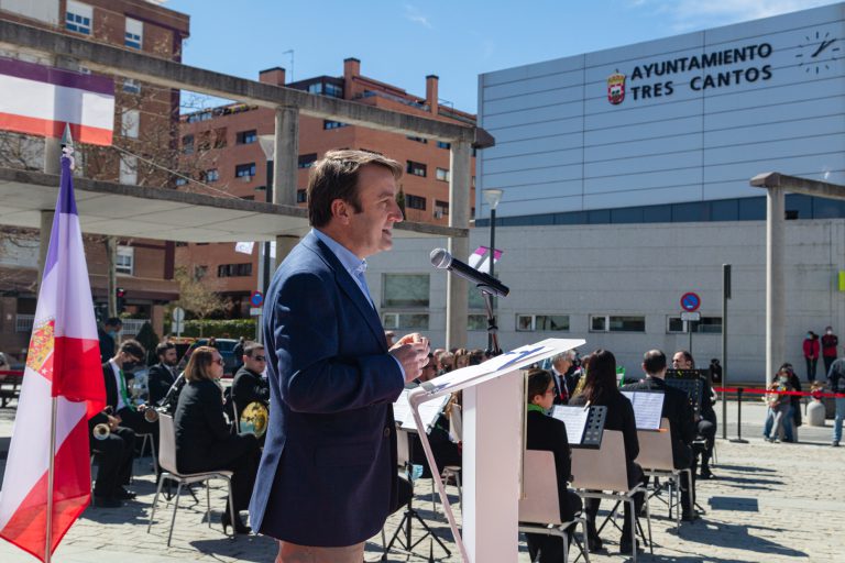 La Plaza del Ayuntamiento acoge la celebración del 30 aniversario de Tres Cantos