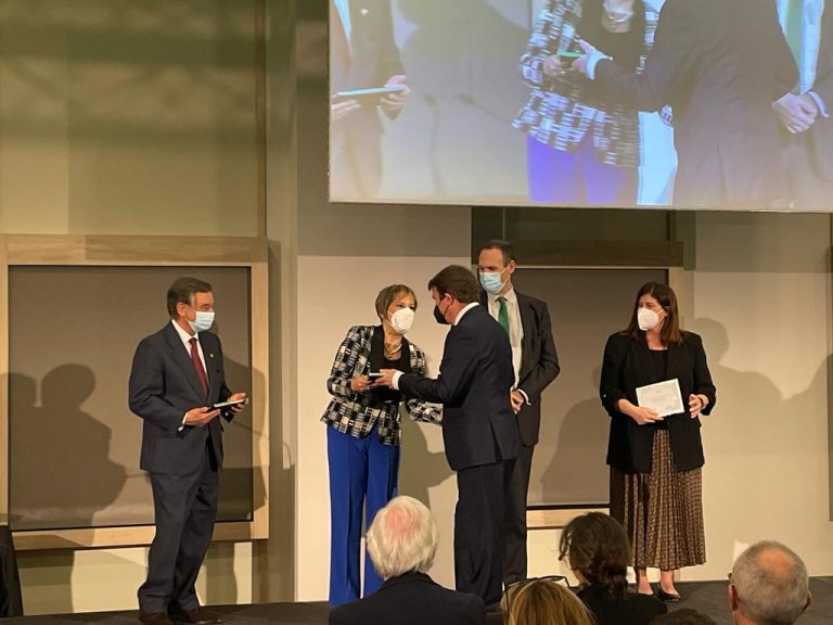 El Colegio Oficial de Farmacéuticos premia al alcalde de la ciudad