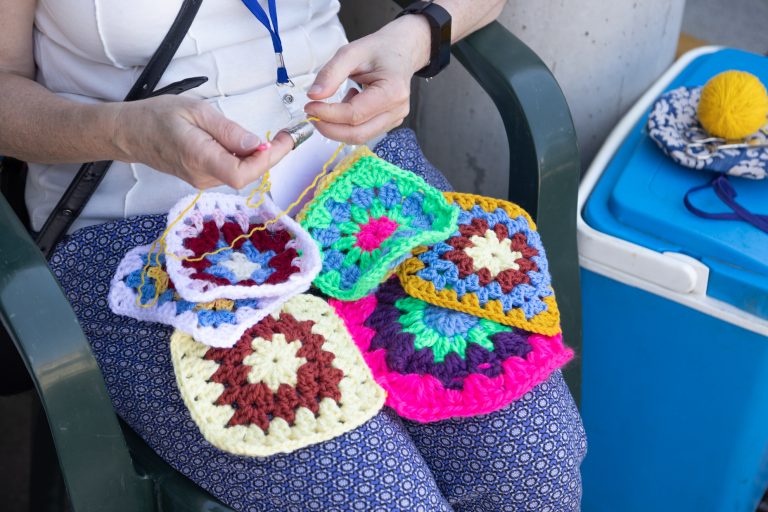 Los colores del Día Mundial de Tejer en Público