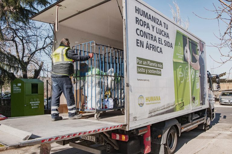 Los tricantinos reciclan 51 toneladas de ropa en 2022