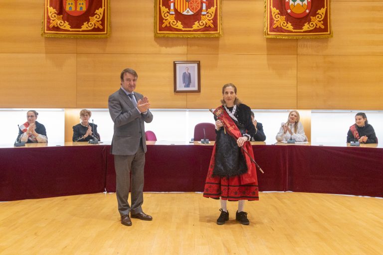 El alcalde cede el Bastón de Mando a la Alcaldesa Honoraria en la festividad de Santa Águeda