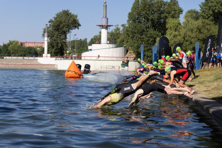 El entorno del lago y el Parque Central acogen la DU&TRI Cup de triatlón