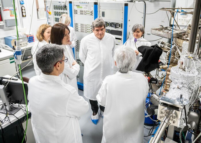 Morant y Escrivá visitan el Instituto de micro y nanotecnología