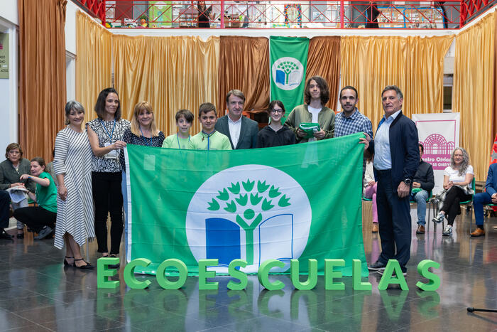 Entrega del galardón Bandera verde a los alumnos