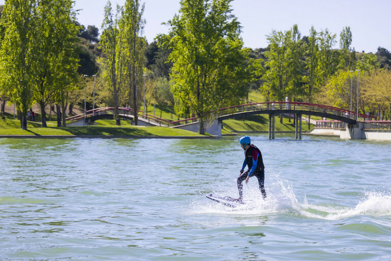 Bewatt organiza una exhibición de surf en e lago del Parque Central