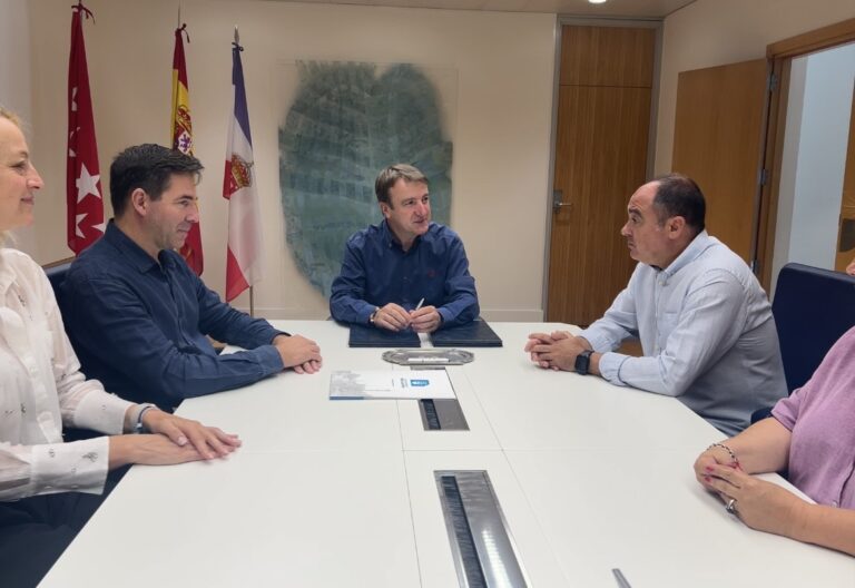 Ayuntamiento y asociaciones empresariales renuevan su convenio para el desarrollo económico Reunión del Ayuntamiento