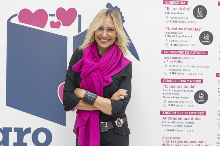 festival rosa y negro