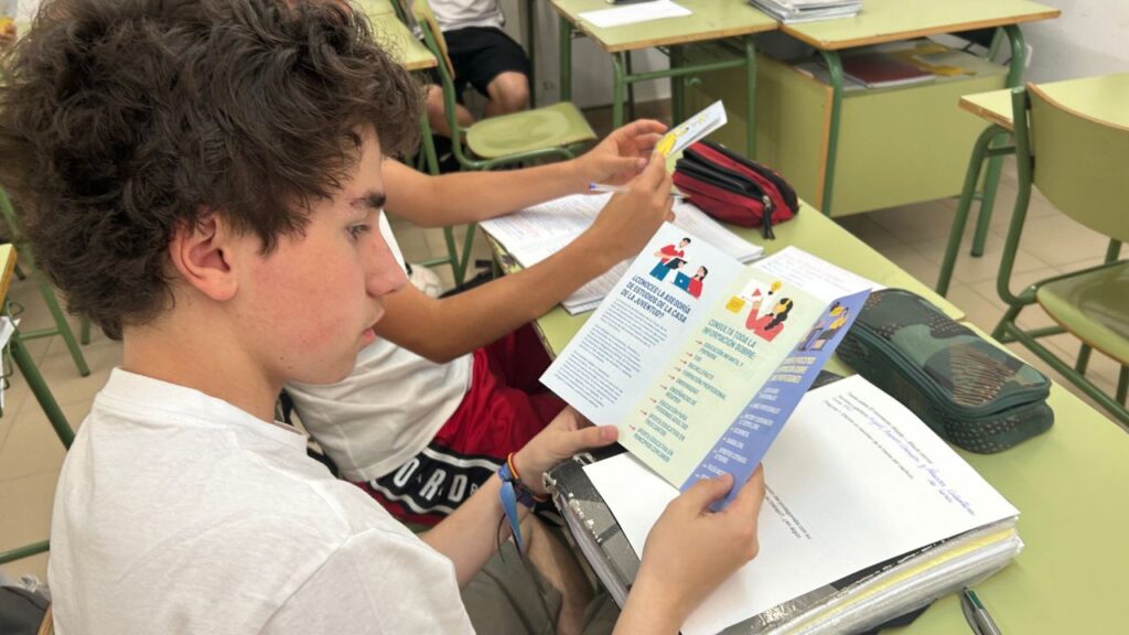 Alumnos del IES JORGE MANRIQUE ojean la Guia de Orientación Educativa