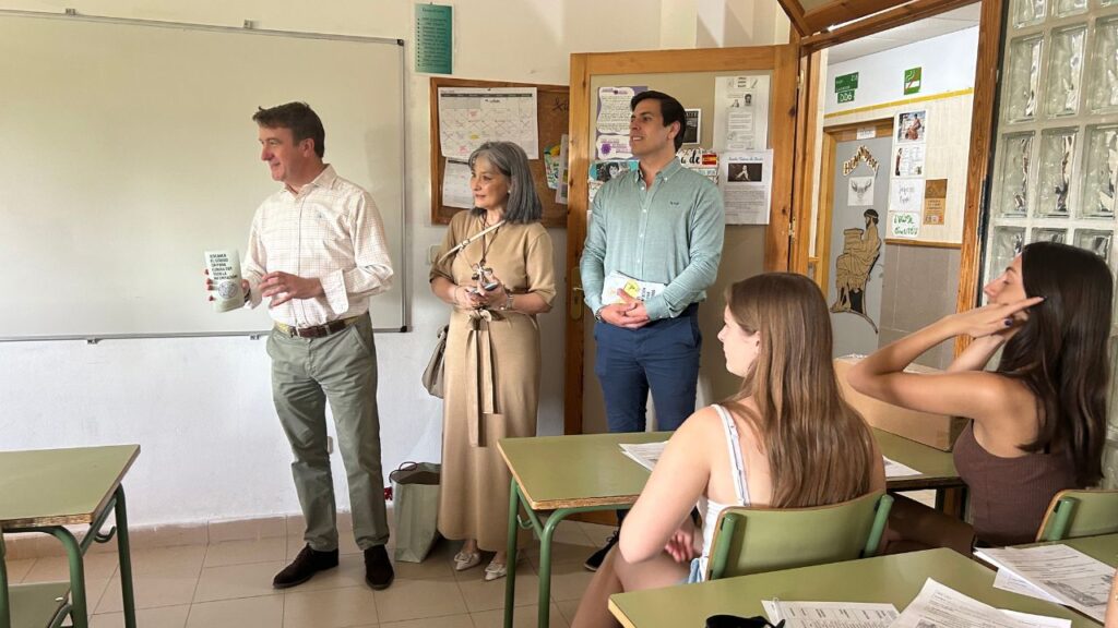 Autoridades locales presentan la Guía de Orientación Educativa en el IES Jorge Manrique