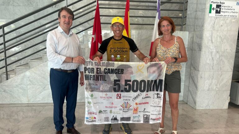 José Antonio Nieto recibido en Tres Cantos durante su reto solidario por niños con cáncer 5.500 kilometros