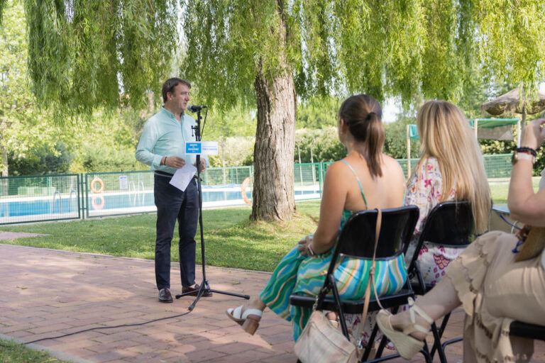 abierto por vacaciones