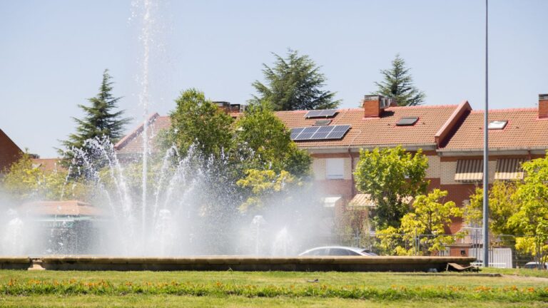 Paneles solares en el tejado de una vivienda para mejorar la eficiencia energética