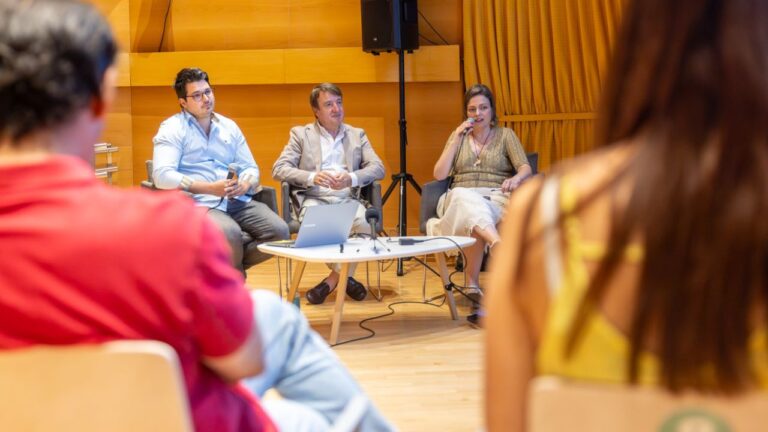 Presentación de la plataforma digital eAgora con vecinos y autoridades locales