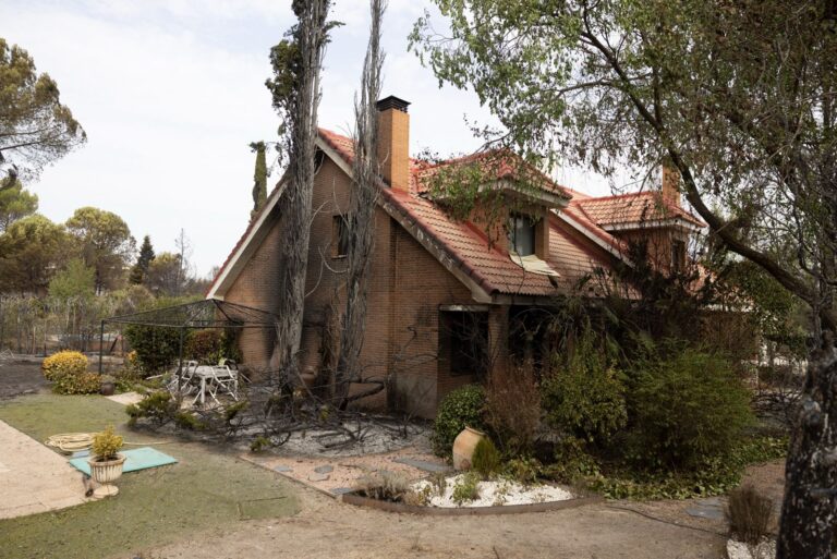 Servicios y protocolos para afectados. El día de después del incendio que ha dejado un fallecido y arrasado más de 1.000 hectáreas