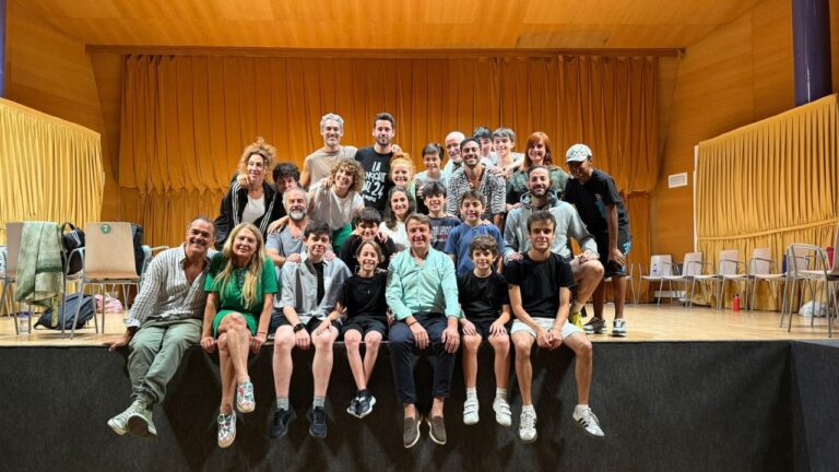 Ensayo de ‘Oliver Twist, el musical’ en Tres Cantos con el elenco completo de actores infantiles y adultos en el escenario del Centro Cultural Adolfo Suárez.