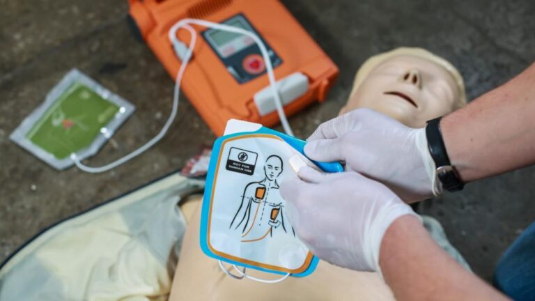 Práctica de FP sanitaria Tres Cantos con desfibrilador