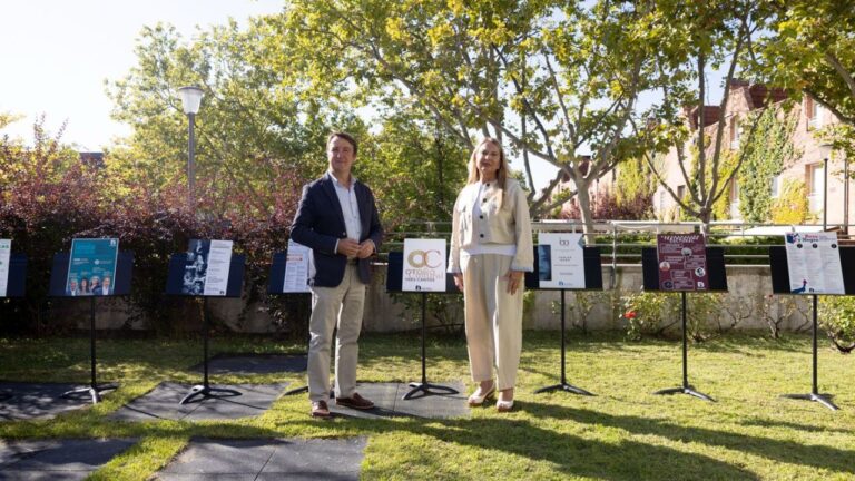 Autoridades presentan la programación del Otoño Cultural 2025 junto a carteles de actividades.