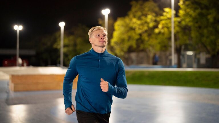 Corredor participando en la VII Carrera Nocturna.