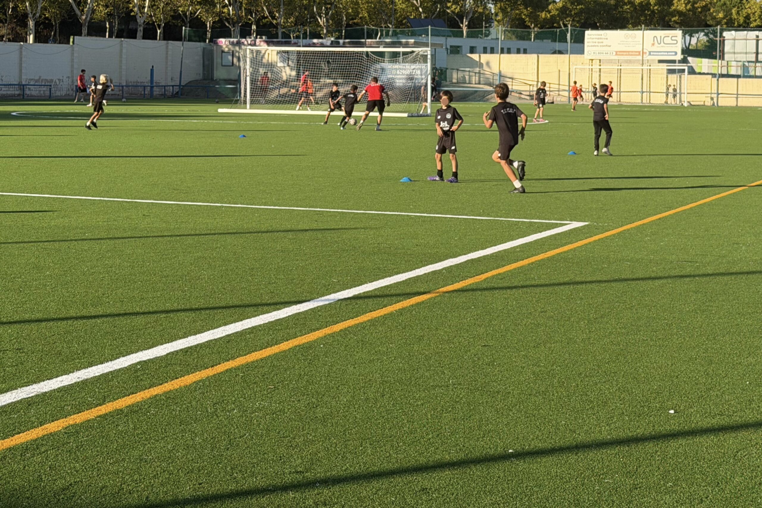 El campo de fútbol Jaime Mata renueva césped e iluminación